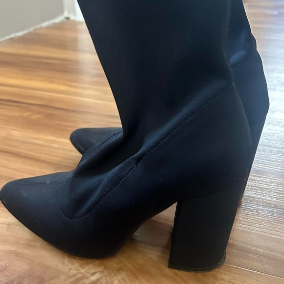 Selling these boots they were worn once or twice. There in good condition. - Picture 3 of 3